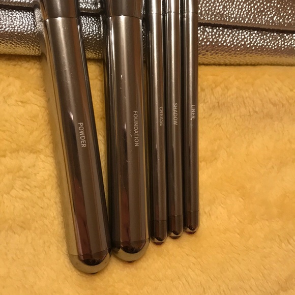 🥳HP🥳IT Cosmetics Brushes with Silver IT Case Authentic Black - Picture 2 of 3